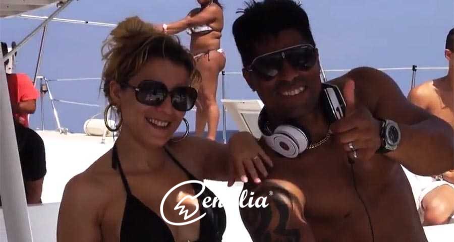 Vermut en catamarán con música